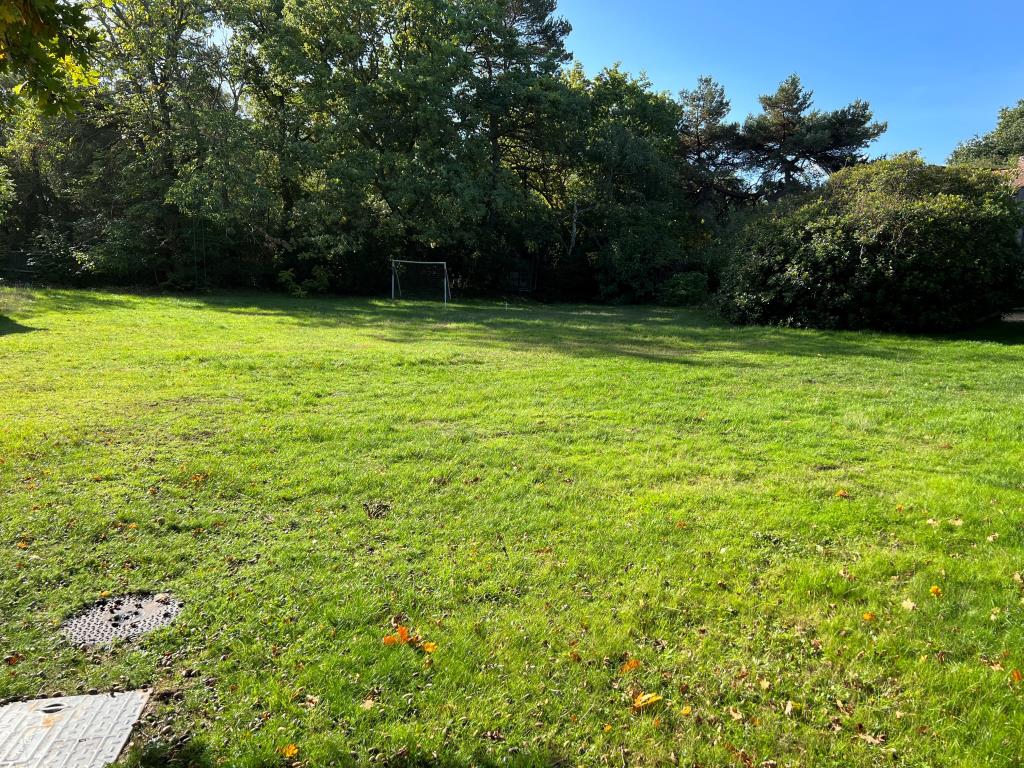 Lot: 32 - DOUBLE PARK HOME ON A THREE-QUARTER ACRE PLOT -